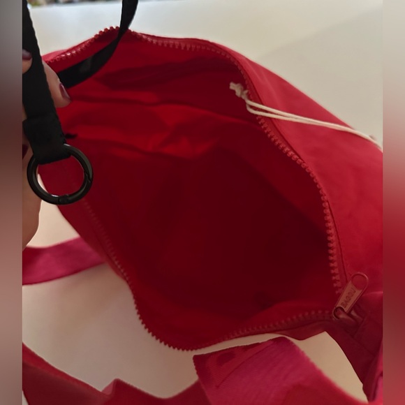 NEW Baggu Medium Nylon Crescent Crossbody Candy Apple Red Monochrome Strap UO - Picture 4 of 4